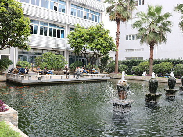 東莞潤東方環(huán)?？照{(diào)公司銷售部戶外休息區(qū)